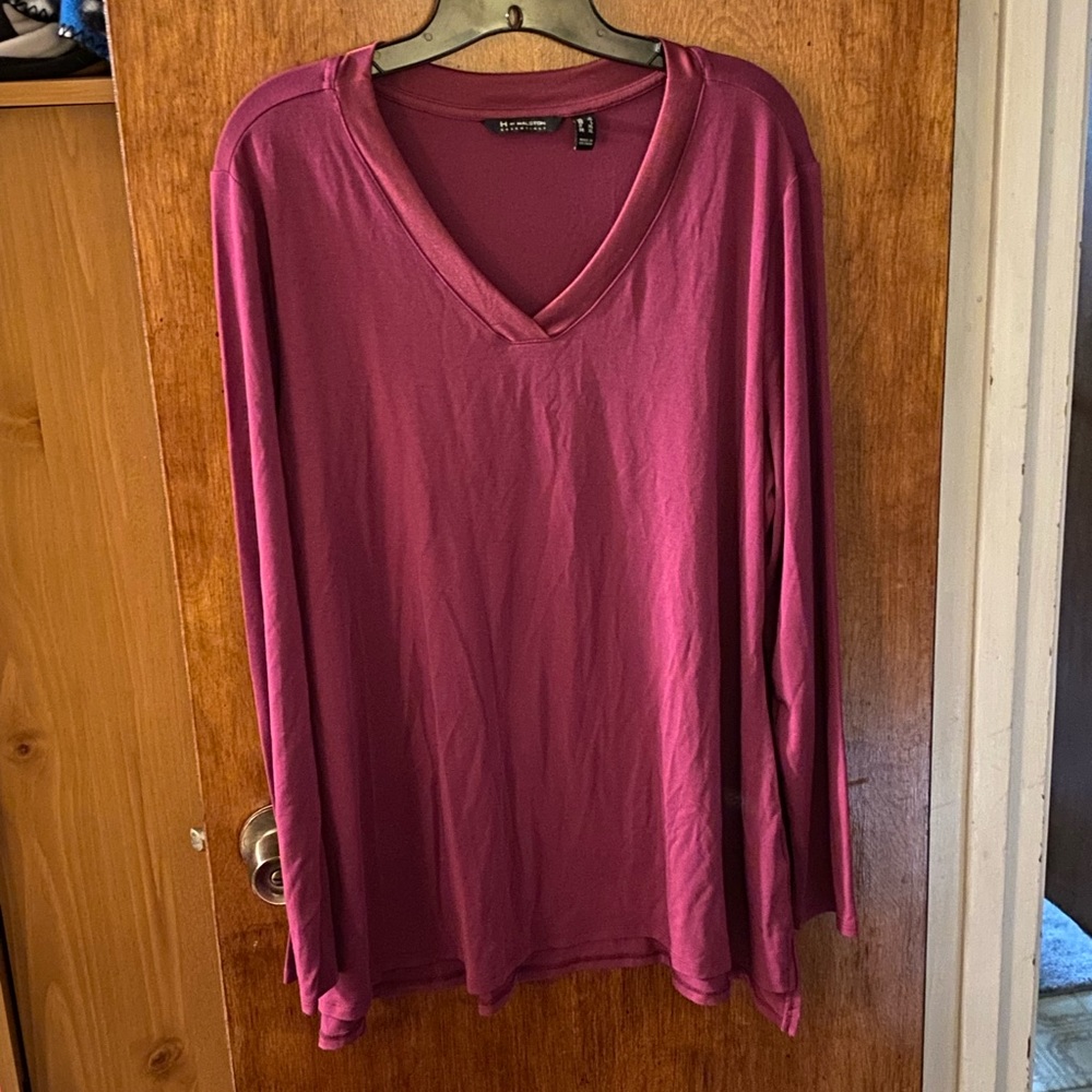 Ladies wine colored V neck pullover size L
